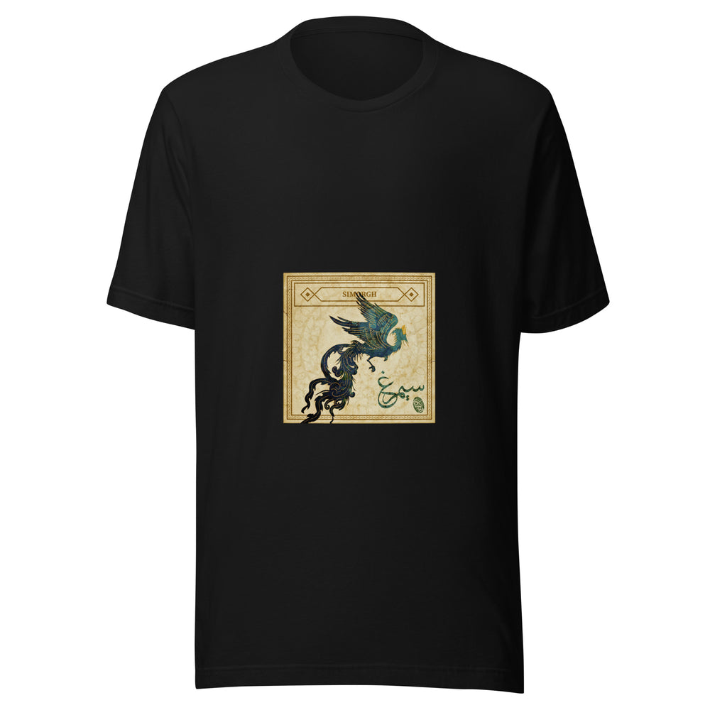 Maglietta unisex nera vista di fronte. Un uccello verde petrolio e nero solleva le ali sopra una lunga coda, tagliata dal bordo del pannello dorato. Mockup del capo completo.