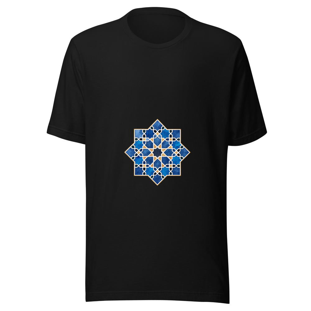 Maglietta unisex nera vista di fronte. Stelle blu e turchesi si intrecciano in bianco dentro un profilo a otto punte, con piccoli inserti ocra. Mockup del capo completo.