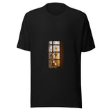 Maglietta unisex nera vista di fronte. Una finestra scura incornicia il finiale dorato e parte della cupola, fra cristalli e luci sfocate. Mockup del capo completo.