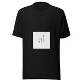 Maglietta unisex nera vista di fronte. Piccoli tratti rossi verticali e due motivi dorati occupano il centro di un foglio chiaro, con ampi margini e una firma sottile nell’angolo. Mockup del capo completo.