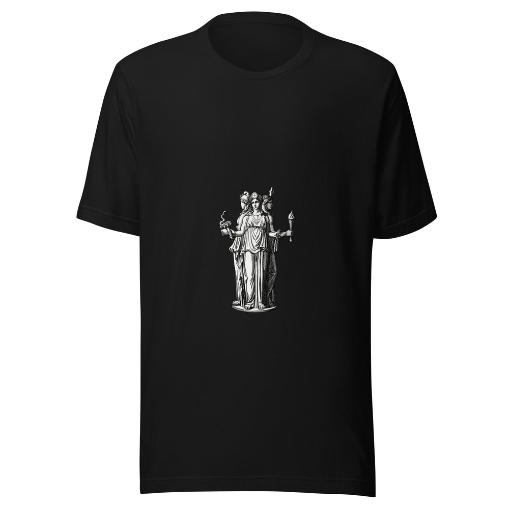 Maglietta unisex nera vista di fronte. Tre figure unite, lunghe vesti e attributi fra cui torcia, chiavi e serpente compongono Ecate, nominata nella fonte. Mockup del capo completo.