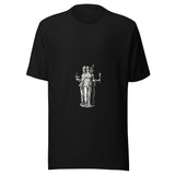 Maglietta unisex nera vista di fronte. Tre figure unite, lunghe vesti e attributi fra cui torcia, chiavi e serpente compongono Ecate, nominata nella fonte. Mockup del capo completo.