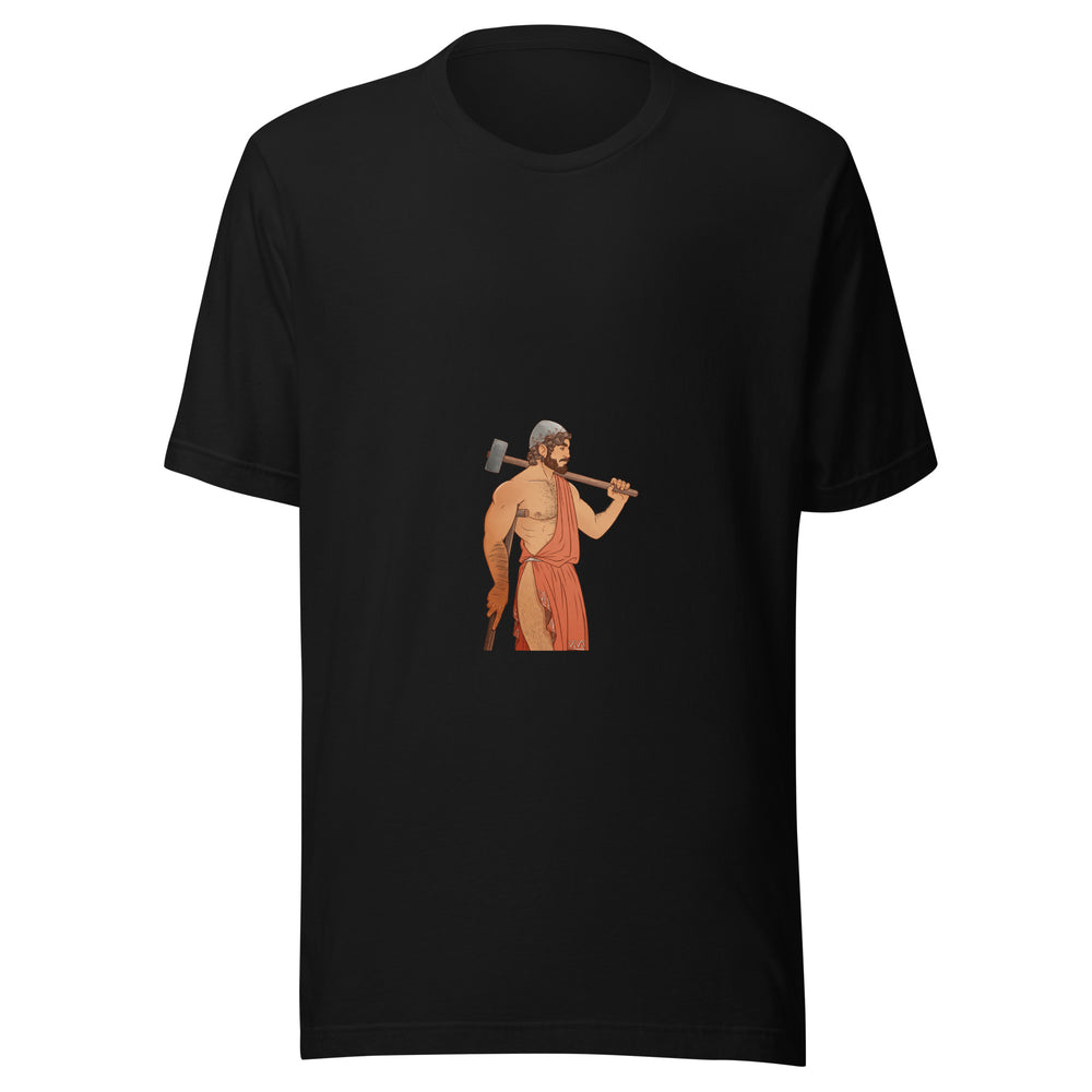 Maglietta unisex nera vista di fronte. Efesto di profilo porta un martello sulle spalle e un bastone sotto l’ascella, tra campiture terracotta e grigie. Mockup del capo completo.