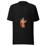 Maglietta unisex nera vista di fronte. Efesto di profilo porta un martello sulle spalle e un bastone sotto l’ascella, tra campiture terracotta e grigie. Mockup del capo completo.