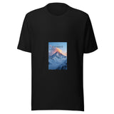 Maglietta unisex nera vista di fronte. Una cresta innevata emerge fra nuvole blu e rosate, sotto i testi NEPAL, EVEREST e 8849 M. Mockup del capo completo.