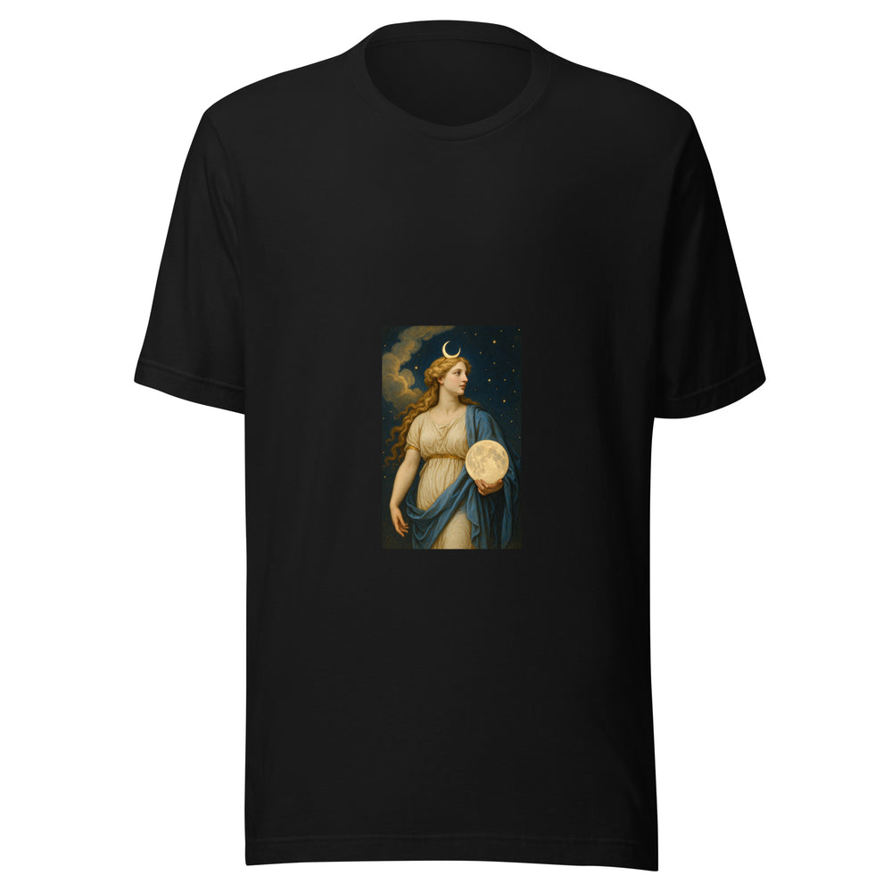 Maglietta unisex nera vista di fronte. Una figura con falce sopra i capelli regge una sfera luminosa, tra nuvole dorate e stelle su un cielo scuro. Mockup del capo completo.