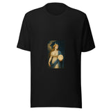 Maglietta unisex nera vista di fronte. Una figura con falce sopra i capelli regge una sfera luminosa, tra nuvole dorate e stelle su un cielo scuro. Mockup del capo completo.