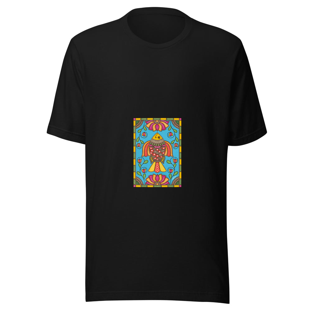 Maglietta unisex nera vista di fronte. Un pesce verticale con squame rosse e verdi occupa il centro del pannello azzurro, fra grandi fiori, foglie e una cornice geometrica. Mockup del capo completo.