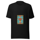 Maglietta unisex nera vista di fronte. Un pesce verticale con squame rosse e verdi occupa il centro del pannello azzurro, fra grandi fiori, foglie e una cornice geometrica. Mockup del capo completo.