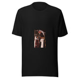 Maglietta unisex nera vista di fronte. Due personaggi immaginari si guardano, identificati dalle scritte Iraq e Palestine e dalle rispettive bandiere. Mockup del capo completo.