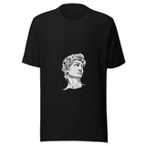 Maglietta unisex nera vista di fronte. Ricci fitti, profilo deciso e ombre a tratteggio trasformano in disegno il volto indicato dal Pin come «Statue of David». Mockup del capo completo.
