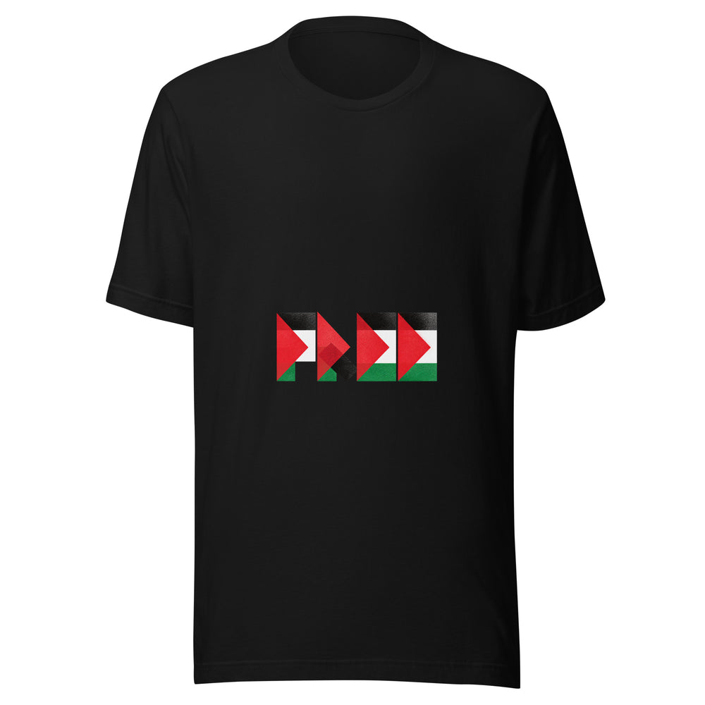 Maglietta unisex nera vista di fronte. Quattro lettere compongono FREE attraverso triangoli rossi e campiture nere, verdi e chiare. Mockup del capo completo.