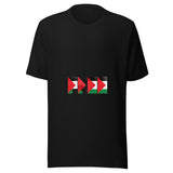 Maglietta unisex nera vista di fronte. Quattro lettere compongono FREE attraverso triangoli rossi e campiture nere, verdi e chiare. Mockup del capo completo.