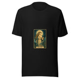 Maglietta unisex nera vista di fronte. Una donna con corona a crescente tiene un bastone lunare, davanti a un disco dorato e raggi. Mockup del capo completo.