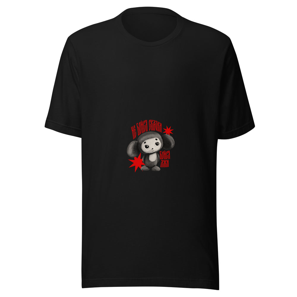 Maglietta unisex nera vista di fronte. La figura dalle grandi orecchie è accostata a parole rosse e due stelle a otto punte. Mockup del capo completo.
