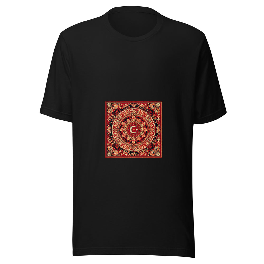 Maglietta unisex nera vista di fronte. Una mezzaluna e una stella occupano il medaglione rosso di un fitto motivo tessile. Mockup del capo completo.
