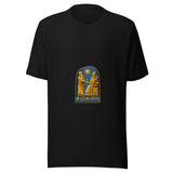 Maglietta unisex nera vista di fronte. Due figure dorate si fronteggiano sotto un disco solare; la didascalia le indica come Hammurabi e Utu. Mockup del capo completo.