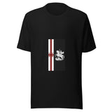 Maglietta unisex nera vista di fronte. Una fascia con cinque croci rosse affianca un cavaliere che affronta un drago sul pannello scuro. Mockup del capo completo.