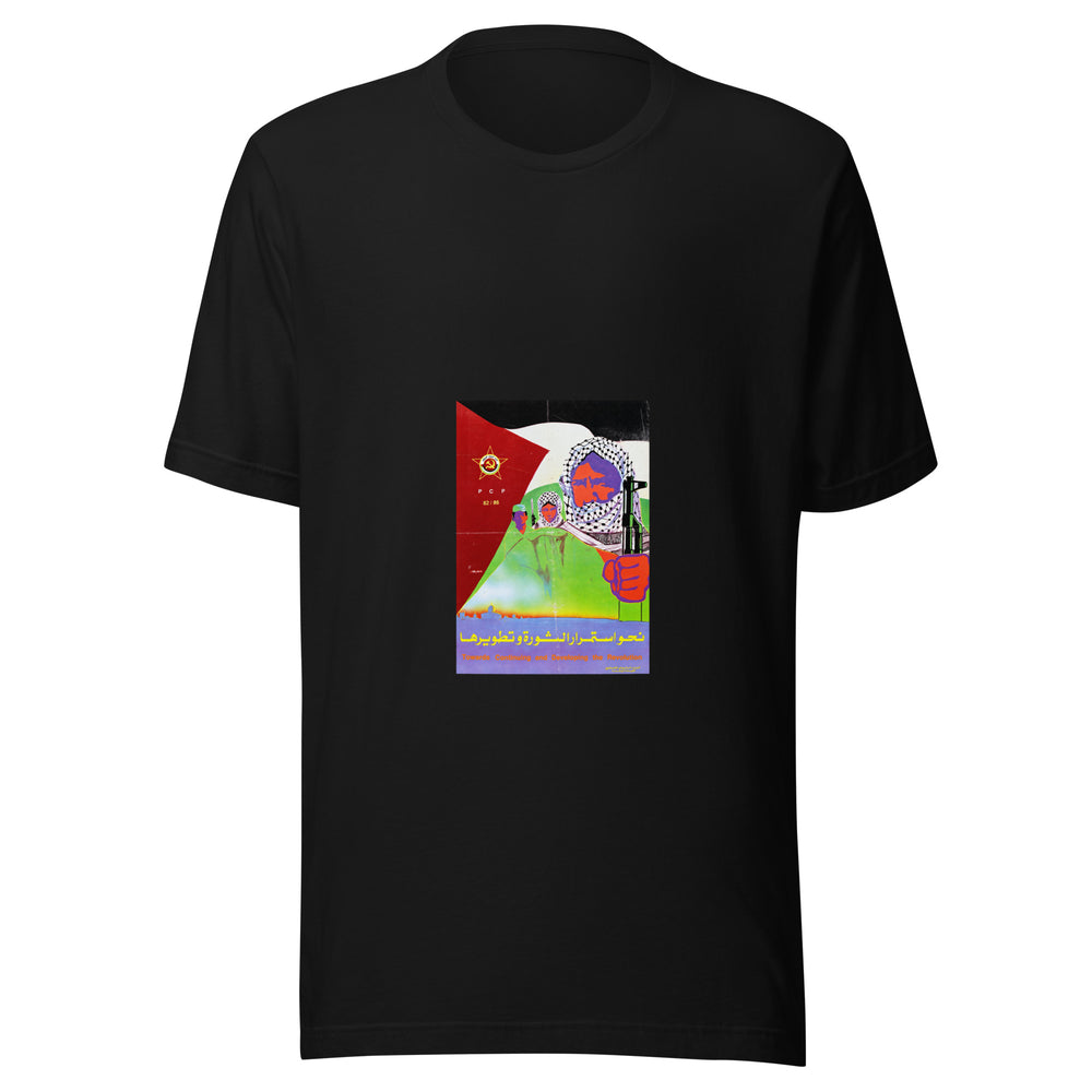 Maglietta unisex nera vista di fronte. Tre figure si sovrappongono alla bandiera palestinese, con keffiah, un’arma e un profilo urbano sul bordo inferiore. Mockup del capo completo.