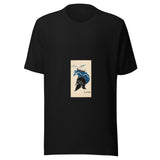 Maglietta unisex nera vista di fronte. Una nave a vela attraversa onde blu che diventano il cimiero di un elmo nero. Mockup del capo completo.