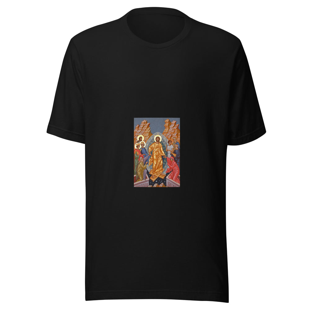 Maglietta unisex nera vista di fronte. Cristo, in veste dorata entro una mandorla, tende le mani verso Adamo ed Eva; sotto i piedi compaiono porte abbattute e ferri spezzati. Mockup del capo completo.