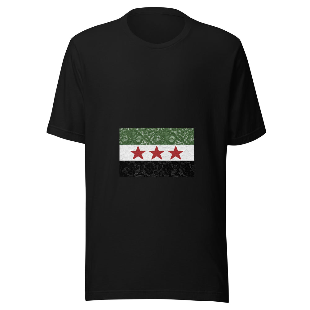 Maglietta unisex nera vista di fronte. Tre fasce verdi, bianche e nere diventano un intreccio di motivi floreali; tre stelle rosse attraversano la fascia centrale. Mockup del capo completo.