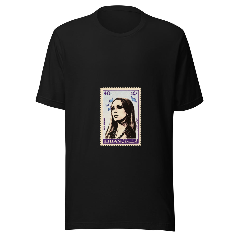 Maglietta unisex nera vista di fronte. Un ritratto dai capelli lunghi occupa una cornice dentellata, tra piccoli uccelli azzurri e scritte viola. Mockup del capo completo.