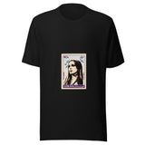 Maglietta unisex nera vista di fronte. Un ritratto dai capelli lunghi occupa una cornice dentellata, tra piccoli uccelli azzurri e scritte viola. Mockup del capo completo.