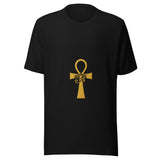 Maglietta unisex nera vista di fronte. La composizione dorata intreccia l’ankh e l’occhio wedjat. Mockup del capo completo.