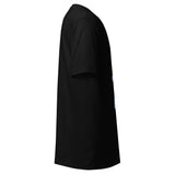 Maglietta unisex nera vista dal lato destro, con stampa frontale