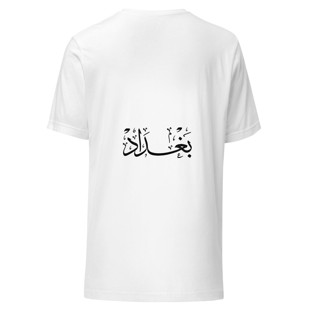 Maglietta unisex bianca vista dal retro. Il nome Baghdad si distende in una linea nera, con tratti verticali e piccoli segni sovrapposti. Mockup del capo completo.