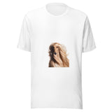 Il mantello nel vento: maglietta unisex bianca, stampa frontale del cane dal pelo crema; mockup del capo completo.