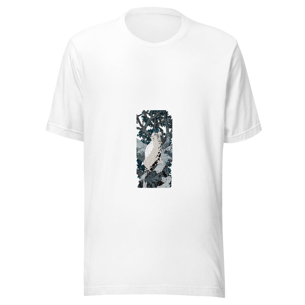 Maglietta unisex bianca vista di fronte. Un felino bianco maculato dagli occhi turchesi guarda verso l’alto, tra rocce e tronchi scuri. Mockup del capo completo.