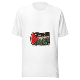 Maglietta unisex bianca vista di fronte. Una fetta d’anguria affianca un giardino di fiori rossi, case chiare e una luna crescente, in una composizione dall’aspetto ricamato. Mockup del capo completo.
