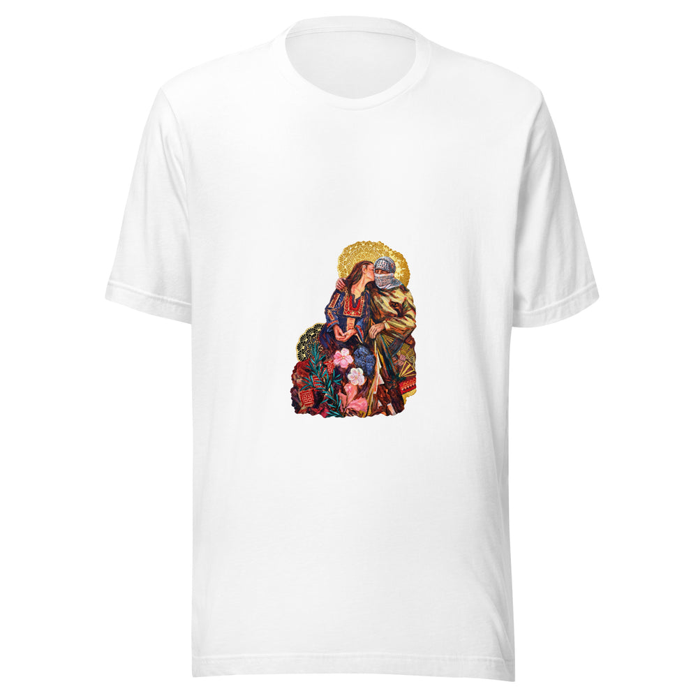 Maglietta unisex bianca vista di fronte. Una donna bacia sulla guancia un uomo dal volto in parte avvolto nella kefiah. Mockup del capo completo.