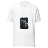 Maglietta unisex bianca vista di fronte. Due creature dal volto femminile e dal corpo d’uccello emergono da un fondo scuro, fra piume blu e ocra e sottili foglie ornamentali. Mockup del capo completo.