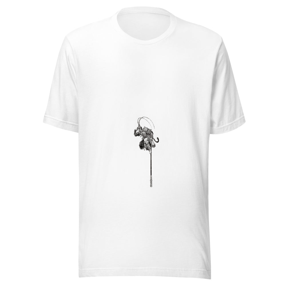 Maglietta unisex bianca vista di fronte. Una figura scimmiesca con due lunghe penne, coda e abiti ornati si raccoglie sul bastone verticale. Mockup del capo completo.