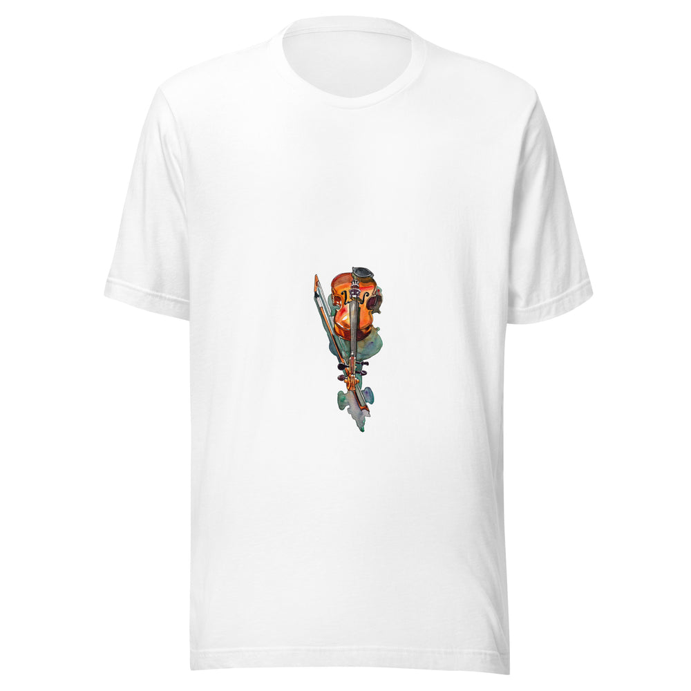 Maglietta unisex bianca vista di fronte. Il violino capovolto e l’archetto riempiono una pagina di quaderno con linee scure e lavature arancio, verdi e grigie. Mockup del capo completo.