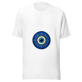 Maglietta unisex bianca vista di fronte. Un occhio blu e crema occupa il centro di un disco, circondato da raggi e piccoli punti dorati. Mockup del capo completo.