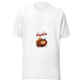 Maglietta unisex bianca vista di fronte. La scritta araba nomina la shakshuka sopra una padella con due uova, pomodoro, pane e olive. Mockup del capo completo.