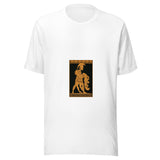 Maglietta unisex bianca vista di fronte. Un guerriero regge un compagno, raffigurati in ocra sul nero fra fasce ornamentali e meandri. Mockup del capo completo.