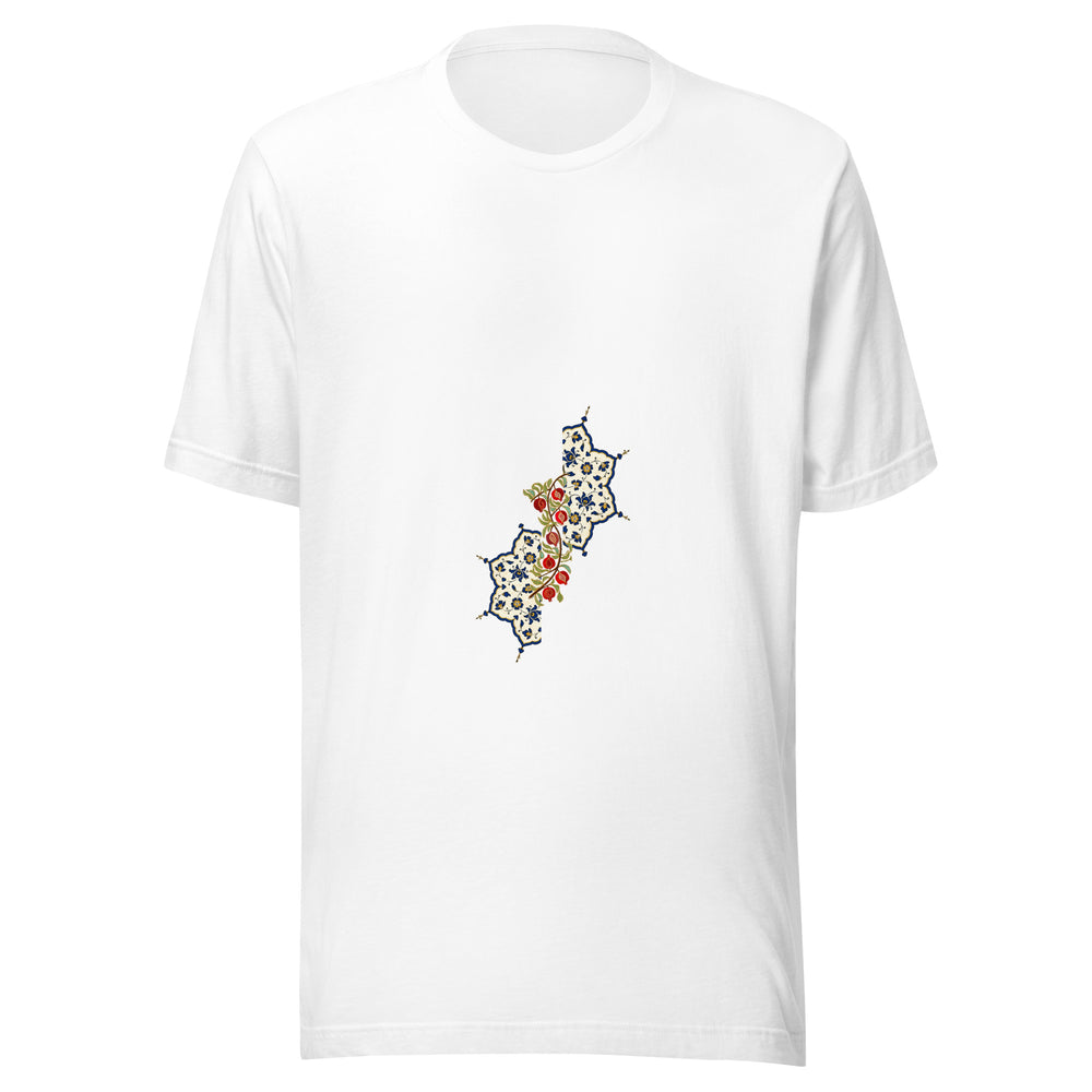 Maglietta unisex bianca vista di fronte. Un ramo di melograni rossi collega due pannelli dai bordi sagomati, pieni di piccoli fiori blu. Mockup del capo completo.