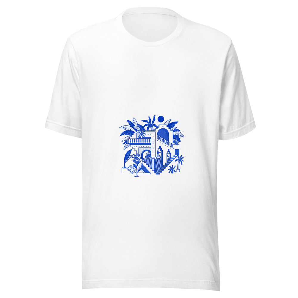 Maglietta unisex bianca vista di fronte. Archi, scale e palme costruiscono una città vegetale in blu, attraversata dal titolo spagnolo dei giardini pensili. Mockup del capo completo.
