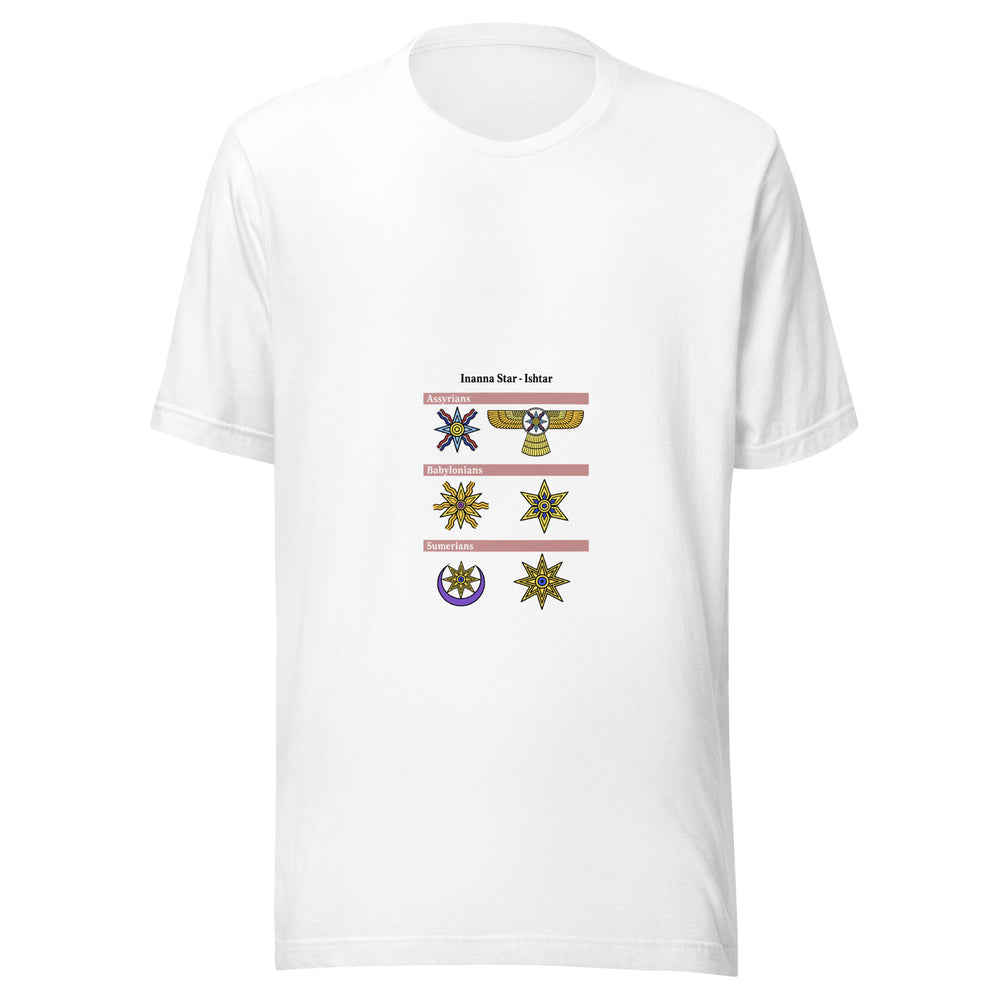 Maglietta unisex bianca vista di fronte. Sei emblemi alternano raggi diritti e ondulati, un disco alato e una falce viola. Mockup del capo completo.