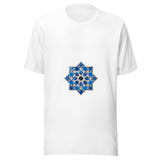 Maglietta unisex bianca vista di fronte. Stelle blu e turchesi si intrecciano in bianco dentro un profilo a otto punte, con piccoli inserti ocra. Mockup del capo completo.