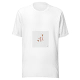 Maglietta unisex bianca vista di fronte. Piccoli tratti rossi verticali e due motivi dorati occupano il centro di un foglio chiaro, con ampi margini e una firma sottile nell’angolo. Mockup del capo completo.