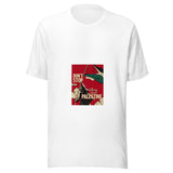 Maglietta unisex bianca vista di fronte. Una figura con kefiah alza una bandiera palestinese fra nuvole color crema, sul fondo rosso. Mockup del capo completo.