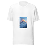 Maglietta unisex bianca vista di fronte. Una cresta innevata emerge fra nuvole blu e rosate, sotto i testi NEPAL, EVEREST e 8849 M. Mockup del capo completo.