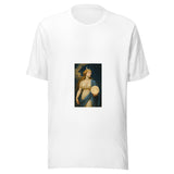 Maglietta unisex bianca vista di fronte. Una figura con falce sopra i capelli regge una sfera luminosa, tra nuvole dorate e stelle su un cielo scuro. Mockup del capo completo.