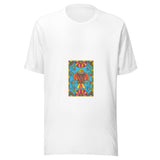 Maglietta unisex bianca vista di fronte. Un pesce verticale con squame rosse e verdi occupa il centro del pannello azzurro, fra grandi fiori, foglie e una cornice geometrica. Mockup del capo completo.